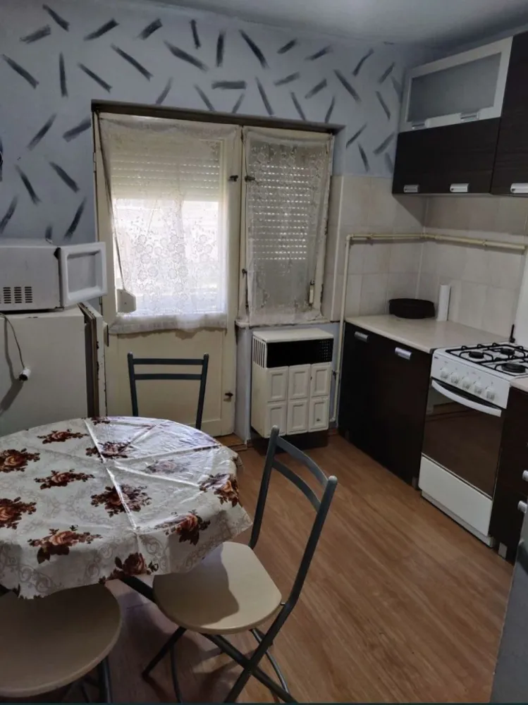 Apartament 2 camere etajul 1 - De vanzare apartament cu 2 camere decomandate la etajul 1 pe str.1 Mai,langa platane in MV2.Usa intrare antiefractie , parchet laminat si classic , mobila bucatarie moderna,frigider, pat matrimonial , boiler electric , jaluze,convectoare , 2 balcoane. Telefon 0 7 4 5 7 7 8 0 2 4.