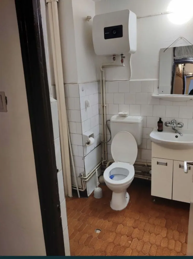 Apartament 2 camere etajul 1 - De vanzare apartament cu 2 camere decomandate la etajul 1 pe str.1 Mai,langa platane in MV2.Usa intrare antiefractie , parchet laminat si classic , mobila bucatarie moderna,frigider, pat matrimonial , boiler electric , jaluze,convectoare , 2 balcoane. Telefon 0 7 4 5 7 7 8 0 2 4.