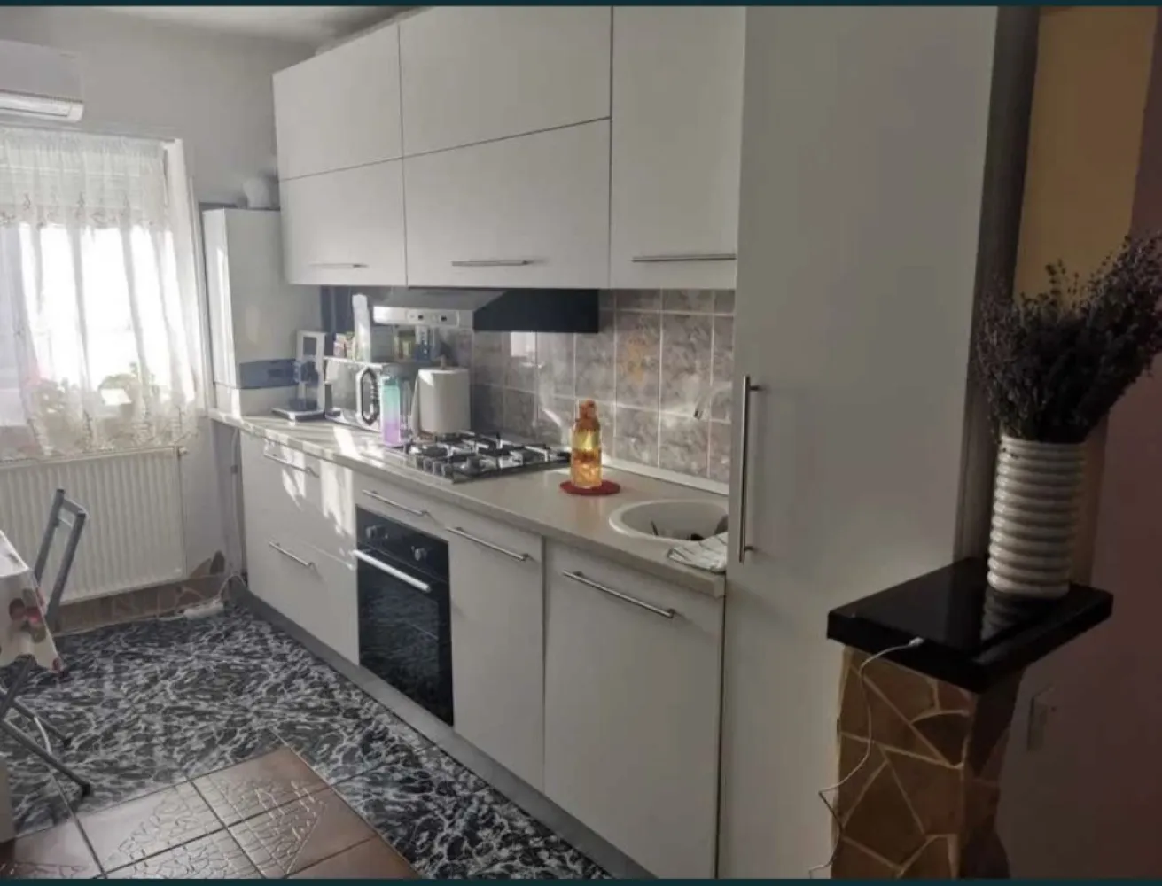 Apartament cu 2 camere decomandate Mv2 strada Mozart renovat, mobilat. - Vand apartament cu 2 camere decomandate in suprafata de 53 mp utili cu 2 balcoane dintre care unul inchis ,geamuri termopan cu plase de tantari si jaluzele,peretii exteriori sunt termoizolati pe interior ,usi interioare schimbate,apartamentul este renovat si este situat in casa scarii pe mijloc in cartierul Mv2 strada Mozart in spate la Kaufland la etajul 4 constructie din bca an 1990 cu acoperis tigla schimbat in totalitate inclusiv jgheaburi etc zona linistita ;.Se vinde cu mobilierul din dotare respectiv bucataria la comanda utilata cu masina de spalat vase.cuptor incorporabil.plita pe gaz aparat de aer conditionat ,centrala pe gaz in condensare Ariston toate noi cu garantie, debara cu etajera si usa culisanta,spatiu pt masina de spalat haine baia dormitorul si camera mare raman la fel mobilate.,la subsol un beci mare uscat,acces la uscatoria de la parter respectiv loc de parcare rezervat+parcare fara plata a altui autoturism.cheltuielile de intretinere sunt foarte mici dovada sunt facturile,Cf-ul este liber de sarcini