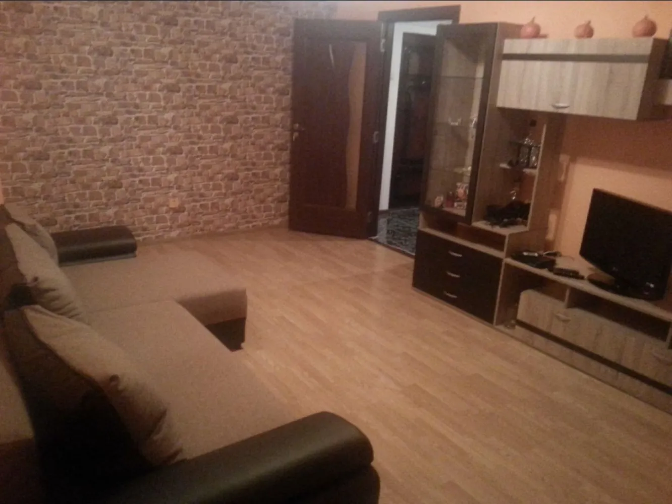 Apartament cu 2 camere decomandate Mv2 strada Mozart renovat, mobilat. - Vand apartament cu 2 camere decomandate in suprafata de 53 mp utili cu 2 balcoane dintre care unul inchis ,geamuri termopan cu plase de tantari si jaluzele,peretii exteriori sunt termoizolati pe interior ,usi interioare schimbate,apartamentul este renovat si este situat in casa scarii pe mijloc in cartierul Mv2 strada Mozart in spate la Kaufland la etajul 4 constructie din bca an 1990 cu acoperis tigla schimbat in totalitate inclusiv jgheaburi etc zona linistita ;.Se vinde cu mobilierul din dotare respectiv bucataria la comanda utilata cu masina de spalat vase.cuptor incorporabil.plita pe gaz aparat de aer conditionat ,centrala pe gaz in condensare Ariston toate noi cu garantie, debara cu etajera si usa culisanta,spatiu pt masina de spalat haine baia dormitorul si camera mare raman la fel mobilate.,la subsol un beci mare uscat,acces la uscatoria de la parter respectiv loc de parcare rezervat+parcare fara plata a altui autoturism.cheltuielile de intretinere sunt foarte mici dovada sunt facturile,Cf-ul este liber de sarcini