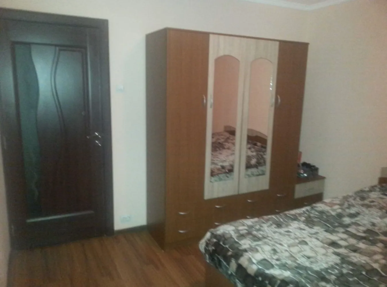 Apartament cu 2 camere decomandate Mv2 strada Mozart renovat, mobilat. - Vand apartament cu 2 camere decomandate in suprafata de 53 mp utili cu 2 balcoane dintre care unul inchis ,geamuri termopan cu plase de tantari si jaluzele,peretii exteriori sunt termoizolati pe interior ,usi interioare schimbate,apartamentul este renovat si este situat in casa scarii pe mijloc in cartierul Mv2 strada Mozart in spate la Kaufland la etajul 4 constructie din bca an 1990 cu acoperis tigla schimbat in totalitate inclusiv jgheaburi etc zona linistita ;.Se vinde cu mobilierul din dotare respectiv bucataria la comanda utilata cu masina de spalat vase.cuptor incorporabil.plita pe gaz aparat de aer conditionat ,centrala pe gaz in condensare Ariston toate noi cu garantie, debara cu etajera si usa culisanta,spatiu pt masina de spalat haine baia dormitorul si camera mare raman la fel mobilate.,la subsol un beci mare uscat,acces la uscatoria de la parter respectiv loc de parcare rezervat+parcare fara plata a altui autoturism.cheltuielile de intretinere sunt foarte mici dovada sunt facturile,Cf-ul este liber de sarcini