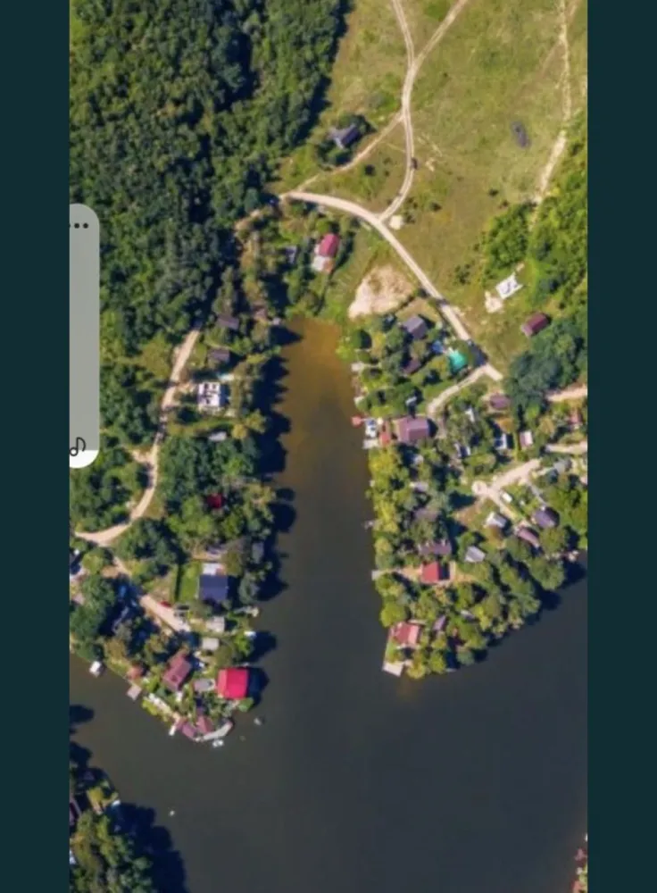 Vand teren pac Mujdeni - Teren Lac Mujdeni apr.300mp,împrejmuit cu gard stâlpi metal și plasă zincata, porți metal, zona liniștită cu drum de acces