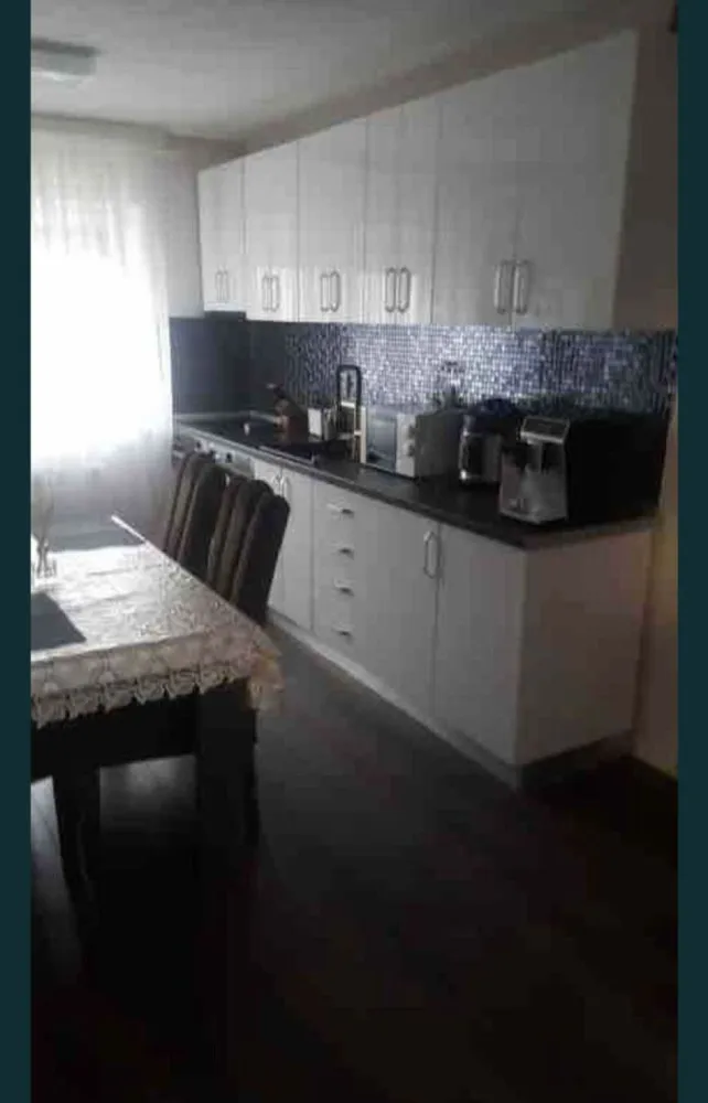 Apartament de vanzare cu 3 camere, Micro 16 Satu Mare etaj 4/4 - Vand APARTAMENT cu 3 camere, decomandat zona Micro 16, strada Sănătății, complet mobilat. Acesta este compartimentant astfel: 2 dormitoare, living, bucatarie, baie si balcon. Apartamentul a fost renovat complet in anul 2021: Microcentrala cu instalatie cupru. Geamuri termopane. Balcon inchis termopan Aer conditionat Bloc izolat pe interior Beci Parcare pe strada :Apartamentul beneficiazā de o locatie excelentā, foarte aproape de Scoala Avram Iancu, magazine, statie taxi, la 2 min de parcul Linistii, Podul Golescu si la cateva minute de mall. Acest apartament este listat pe airbnb si poate fi folosit atat ca investitite cat si ca locuinta personala. Imediat locuibil Accesul in bloc se face cu interfon. Pretul 73.000 E neg Pentru mai multe informatii, ma puteti contacta la 07******37 Viorel Tataran