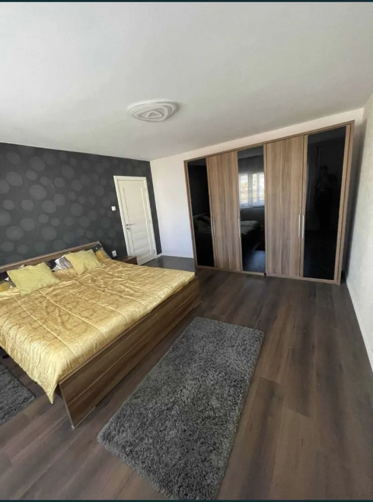 Apartament de vanzare cu 3 camere, Micro 16 Satu Mare etaj 4/4 - Vand APARTAMENT cu 3 camere, decomandat zona Micro 16, strada Sănătății, complet mobilat. Acesta este compartimentant astfel: 2 dormitoare, living, bucatarie, baie si balcon. Apartamentul a fost renovat complet in anul 2021: Microcentrala cu instalatie cupru. Geamuri termopane. Balcon inchis termopan Aer conditionat Bloc izolat pe interior Beci Parcare pe strada :Apartamentul beneficiazā de o locatie excelentā, foarte aproape de Scoala Avram Iancu, magazine, statie taxi, la 2 min de parcul Linistii, Podul Golescu si la cateva minute de mall. Acest apartament este listat pe airbnb si poate fi folosit atat ca investitite cat si ca locuinta personala. Imediat locuibil Accesul in bloc se face cu interfon. Pretul 73.000 E neg Pentru mai multe informatii, ma puteti contacta la 07******37 Viorel Tataran