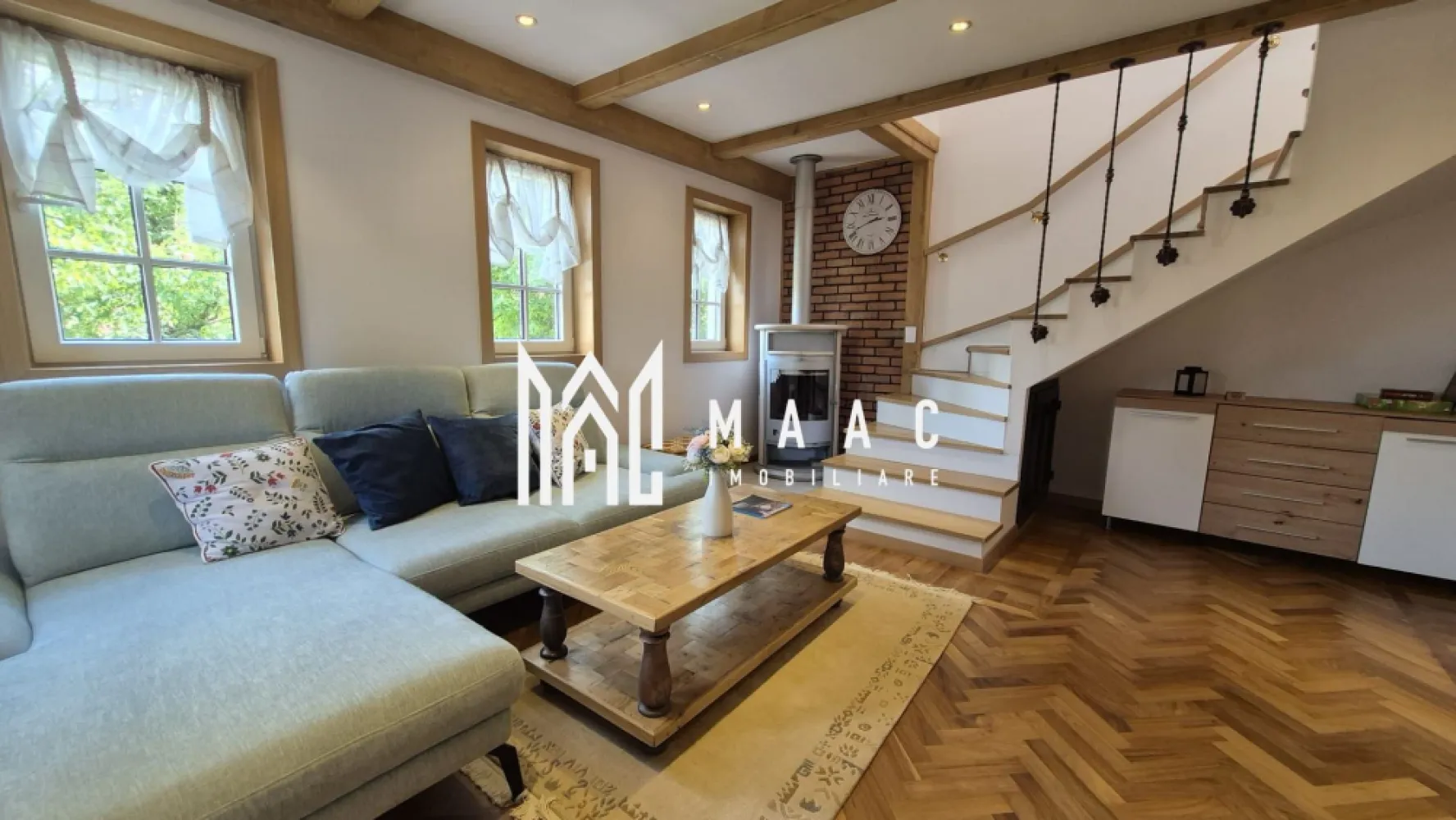 Casa 3 camere | 115 MPU | Teren 260 MP | Sibiel - MAAC Imobiliare vă propune spre vânzare o proprietate impresionantă, situată în pitorescul sat Sibiel. Amplasată într-o zonă montană superbă, această casă îmbină confortul modern cu liniștea naturii și priveliști spectaculoase. Detalii: Suprafață teren: 260 mp Suprafață utilă casă: 115 mp Compartimentare: Pivniță Parter: living luminos, baie cu geam pentru aerisire, bucătărie complet mobilată și utilată, terasă generoasă Mansardă: hol, 2 camere spațioase, baie cu cadă și geam pentru aerisire, balcon cu vedere panoramică Dotări și avantaje: Construcție nouă, cu materiale premium Orientare mixtă – lumină naturală pe tot parcursul zilei Spațiu verde ideal pentru relaxare în aer liber Se vinde complet mobilată și utilată Recomandată pentru: Familie care caută liniște și natură, dar aproape de Sibiu Investiție sigură în zona turistică Sibiel Închiriere pentru turiști sau evenimente private Pentru mai multe detalii sau pentru a programa o vizionare, vă rugăm să ne contactați. Specificați ID-ul CP2702190. }}