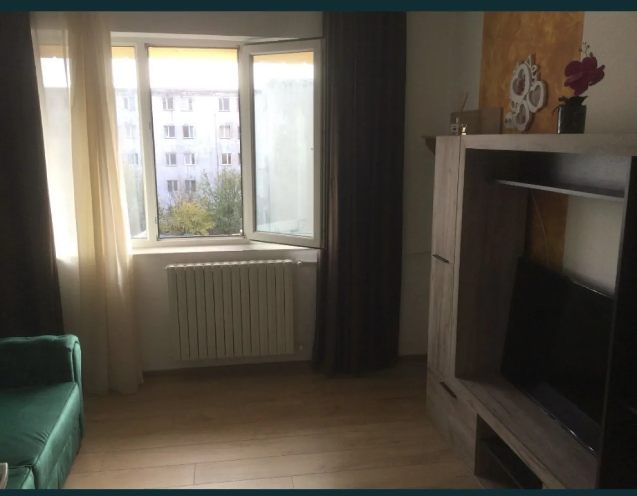 Proprietar vinde garsoniera zona CET Constanta - vand garsoniera zona cet , 21 de mp etaj 2 din 4 , renovata si utilata asa cum arata prin poze , apa calda si caldura prin RADET, pentru mai multe contact Sorin pret 28000 de euro