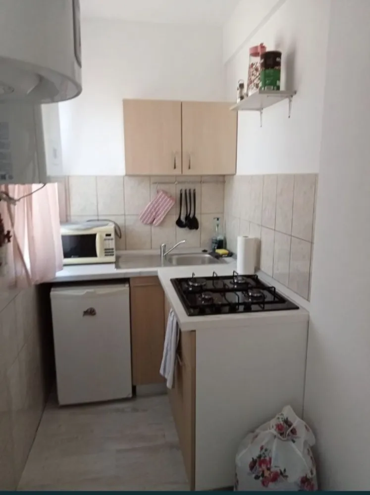 Garsoniera de vanzare - Vând garsoniera cu baie și Bucătărie ,suprafața 30 mp ,mobilata și utilata complet ,centrală pe gaz ,etaj 1 in Eforie Nord zona centrală