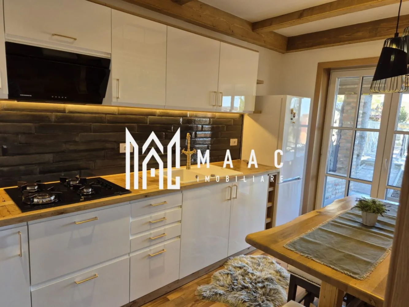 Casa 3 camere | 115 MPU | Teren 260 MP | Sibiel - MAAC Imobiliare vă propune spre vânzare o proprietate impresionantă, situată în pitorescul sat Sibiel. Amplasată într-o zonă montană superbă, această casă îmbină confortul modern cu liniștea naturii și priveliști spectaculoase. Detalii: Suprafață teren: 260 mp Suprafață utilă casă: 115 mp Compartimentare: Pivniță Parter: living luminos, baie cu geam pentru aerisire, bucătărie complet mobilată și utilată, terasă generoasă Mansardă: hol, 2 camere spațioase, baie cu cadă și geam pentru aerisire, balcon cu vedere panoramică Dotări și avantaje: Construcție nouă, cu materiale premium Orientare mixtă – lumină naturală pe tot parcursul zilei Spațiu verde ideal pentru relaxare în aer liber Se vinde complet mobilată și utilată Recomandată pentru: Familie care caută liniște și natură, dar aproape de Sibiu Investiție sigură în zona turistică Sibiel Închiriere pentru turiști sau evenimente private Pentru mai multe detalii sau pentru a programa o vizionare, vă rugăm să ne contactați. Specificați ID-ul CP2702190. }}