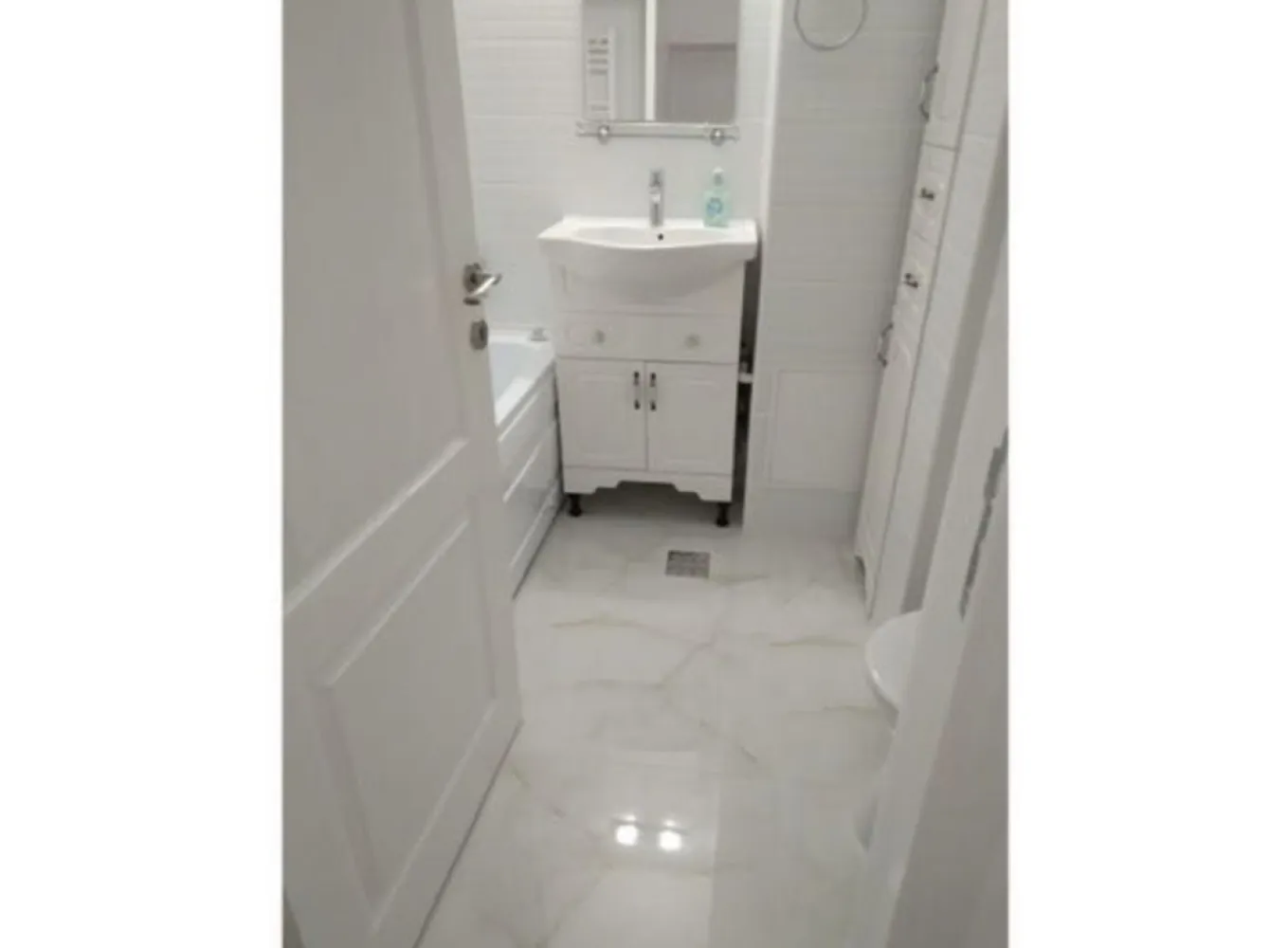Garsoniera aproape de plaja - Vând garsoniera în Constanţa peste drum de plaja REYNA, la 1 minut de Mamaia, intr- un bloc de apartamente la parter, expusa Sud cu suprafaţă de 69,55 mp. Garsoniera dispune de o terasa descoperita de 30,43 mp. Garsoniera cu suprafaţă de 39,12 mp este compartimentata astfel: hol 4,32mp, baie 3,98mp, bucătărie închisă 10,16mp, camera 20,75mp, terasa 30,43mp. Locuinţă este renovata complet, instalaţii sanitara, electrica, termica plus centrala cu condensare, apometre, tâmplăria exterioara din lemn triplustratificat cu sticla termopan, uşi şi parchet, totul nou. Locuinţă se vinde nemobilata. Preţul este negociabil.