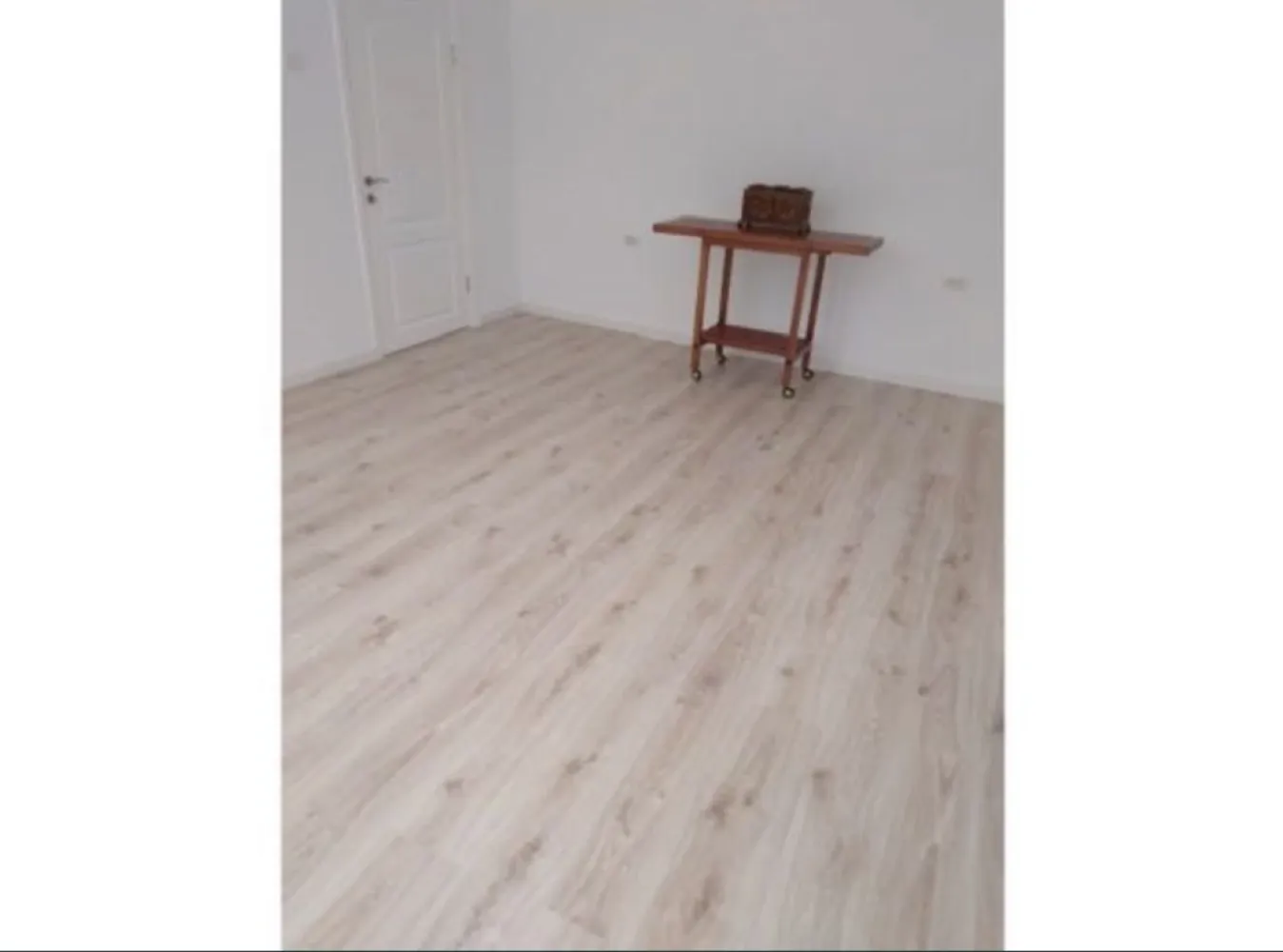Garsoniera aproape de plaja - Vând garsoniera în Constanţa peste drum de plaja REYNA, la 1 minut de Mamaia, intr- un bloc de apartamente la parter, expusa Sud cu suprafaţă de 69,55 mp. Garsoniera dispune de o terasa descoperita de 30,43 mp. Garsoniera cu suprafaţă de 39,12 mp este compartimentata astfel: hol 4,32mp, baie 3,98mp, bucătărie închisă 10,16mp, camera 20,75mp, terasa 30,43mp. Locuinţă este renovata complet, instalaţii sanitara, electrica, termica plus centrala cu condensare, apometre, tâmplăria exterioara din lemn triplustratificat cu sticla termopan, uşi şi parchet, totul nou. Locuinţă se vinde nemobilata. Preţul este negociabil.