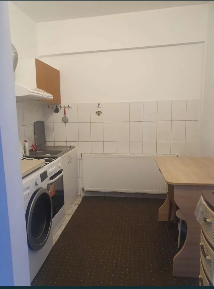 Vand apartament 2 camere - Vand apartament 2 camere situat pe Aleea Timonei nr 12 Bloc C6 (o singura scara),et 3/3 (,mobilat,utilat,renovat,incalzire(repartitoare montate recent) si apa calda Radet (punctul termic este langa bloc),instalatie electrica noua din cupru,instalatie sanitara noua,coloanele pt incalzire schimbate pana la subsol,fara probleme la izolatie(realizata pe tot blocul in urma 4 ani-se poate verifica pe bloc),detine:aer conditionat, geamuri termopane,usa metalica,gresie ,faianta,parchet,izolat exterior,bloc din caramida. Aproape de Scoala 16,Supeco,magazine alimentare la scara blocului,profi,lidl,statii de autobuz catre toate punctele orasului,bloc linistit(majoritatea proprietarilor fiind varstnici). Se vinde mobilat utilat !!! Pretul este negociabil 58500euro!! Se acceptam credit imobiliar!!! GABRIELA,tel:07******92 NU COLABOREZ CU AGENTIILE IMOBILIARE!!!