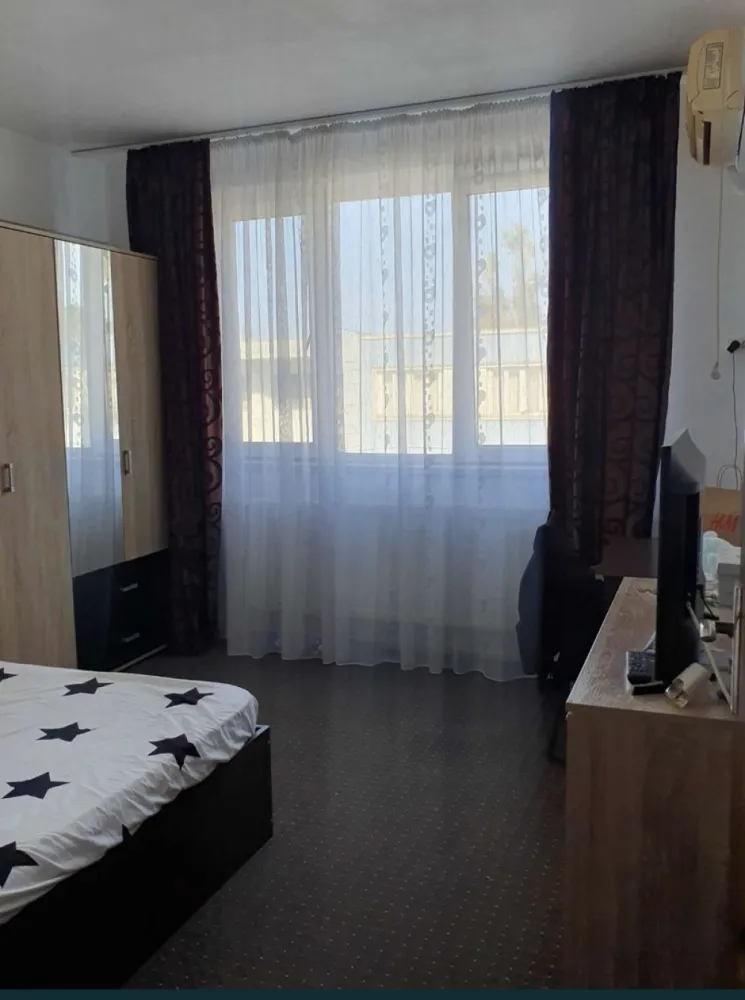 Vand apartament 2 camere - Vand apartament 2 camere situat pe Aleea Timonei nr 12 Bloc C6 (o singura scara),et 3/3 (,mobilat,utilat,renovat,incalzire(repartitoare montate recent) si apa calda Radet (punctul termic este langa bloc),instalatie electrica noua din cupru,instalatie sanitara noua,coloanele pt incalzire schimbate pana la subsol,fara probleme la izolatie(realizata pe tot blocul in urma 4 ani-se poate verifica pe bloc),detine:aer conditionat, geamuri termopane,usa metalica,gresie ,faianta,parchet,izolat exterior,bloc din caramida. Aproape de Scoala 16,Supeco,magazine alimentare la scara blocului,profi,lidl,statii de autobuz catre toate punctele orasului,bloc linistit(majoritatea proprietarilor fiind varstnici). Se vinde mobilat utilat !!! Pretul este negociabil 58500euro!! Se acceptam credit imobiliar!!! GABRIELA,tel:07******92 NU COLABOREZ CU AGENTIILE IMOBILIARE!!!