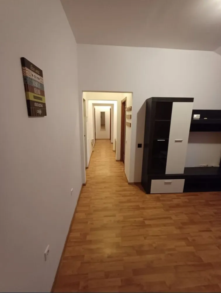 Vand apartament cu 3 camere in poarta 6 direct proprietar - Proprietar , vând apartament cu 3 camere mobilat și utilat, aer conditionat, centrala pe gaze , etajul 5/5. Apartamentul este liber.