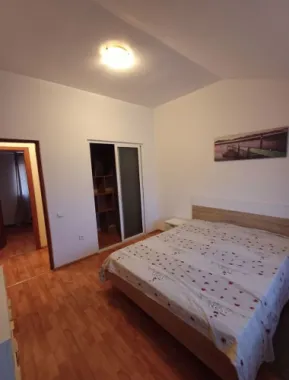 Vand apartament cu 3 camere in poarta 6 direct proprietar