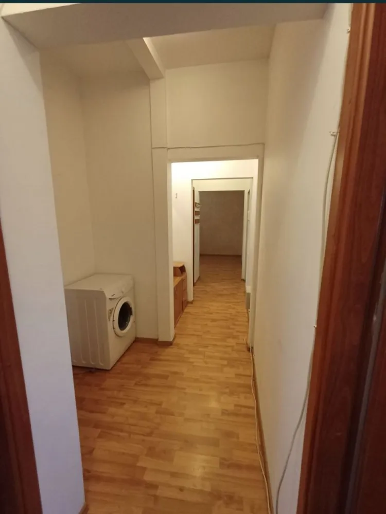 Vand apartament cu 3 camere in poarta 6 direct proprietar - Proprietar , vând apartament cu 3 camere mobilat și utilat, aer conditionat, centrala pe gaze , etajul 5/5. Apartamentul este liber.