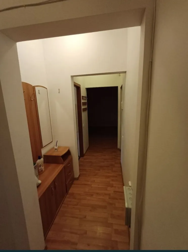 Vand apartament cu 3 camere in poarta 6 direct proprietar - Proprietar , vând apartament cu 3 camere mobilat și utilat, aer conditionat, centrala pe gaze , etajul 5/5. Apartamentul este liber.