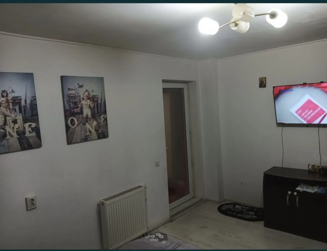 Vand apartament 2 camere decomandat - Vând apartament 2 camere zona energia ,situat la etajul 4/9.suprafaa 54 mp plus balcon, care a fost transformat în bucătărie.utilat mobilat 75000 negociabil,nemobilat utilat 71000.Se poate vinde imediat