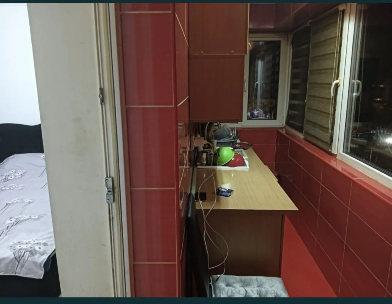 Vand apartament 2 camere decomandat - Vând apartament 2 camere zona energia ,situat la etajul 4/9.suprafaa 54 mp plus balcon, care a fost transformat în bucătărie.utilat mobilat 75000 negociabil,nemobilat utilat 71000.Se poate vinde imediat