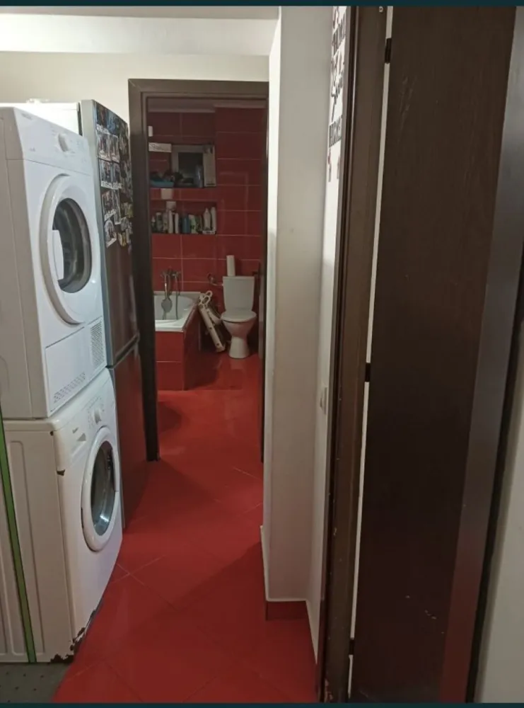 Vand apartament 2 camere decomandat - Vând apartament 2 camere zona energia ,situat la etajul 4/9.suprafaa 54 mp plus balcon, care a fost transformat în bucătărie.utilat mobilat 75000 negociabil,nemobilat utilat 71000.Se poate vinde imediat