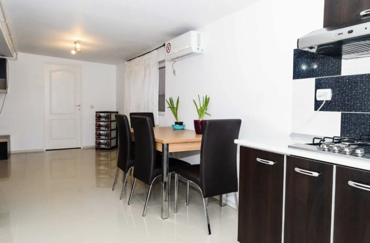 Vand apartament negociabil 62 mp mamaia sat - Apartament mamaia sat 62m² foarte aproape de plaja 50m. Imobilul are si o terasa de 10 m. Este racordat la enel centrala pe gaz noua. 2camere