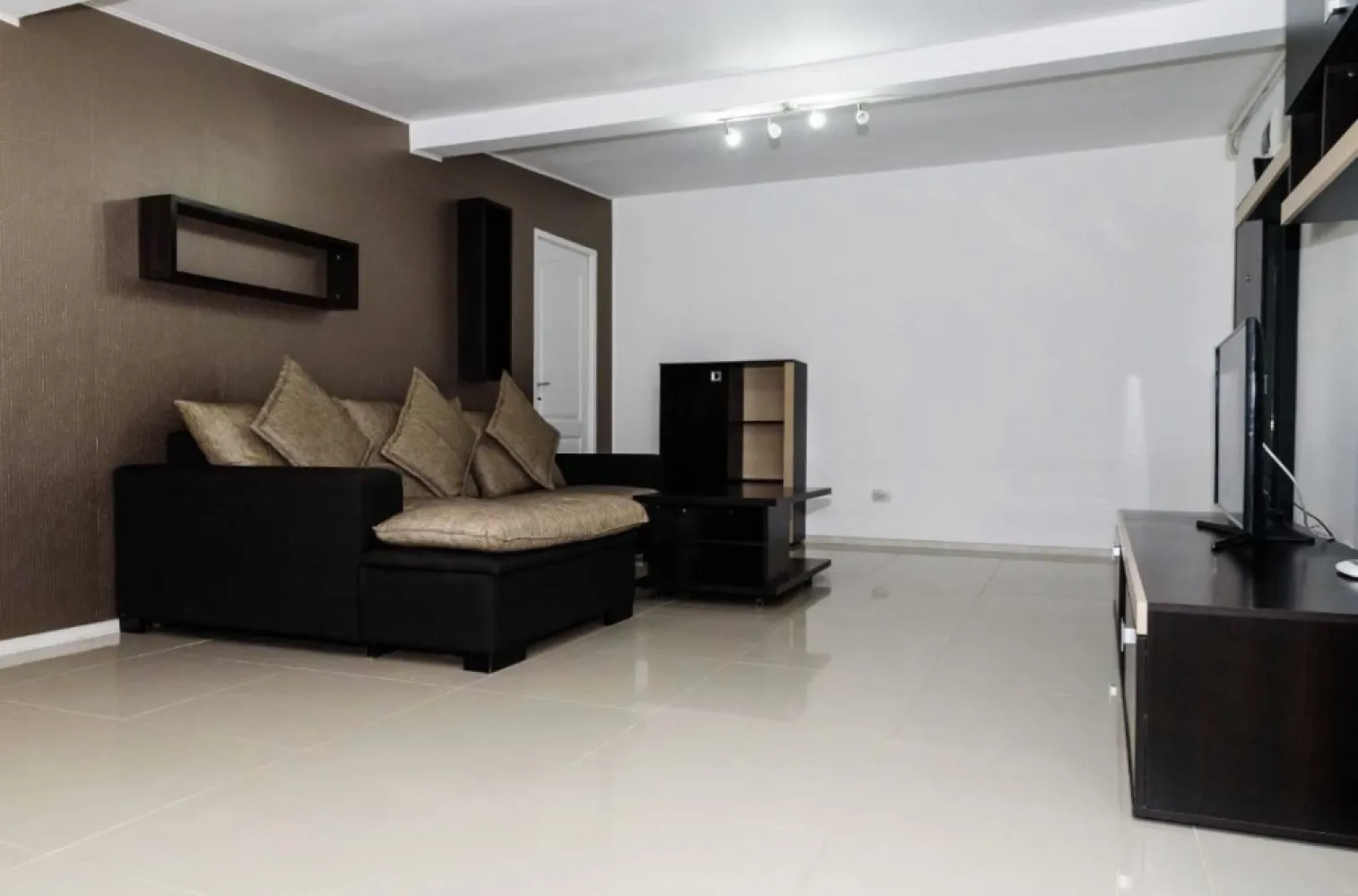 Vand apartament negociabil 62 mp mamaia sat - Apartament mamaia sat 62m² foarte aproape de plaja 50m. Imobilul are si o terasa de 10 m. Este racordat la enel centrala pe gaz noua. 2camere
