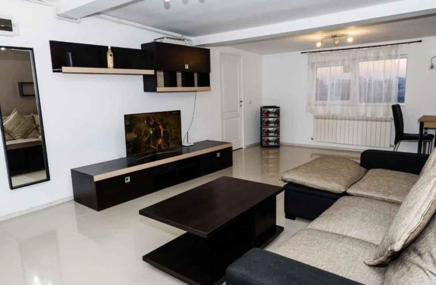 Vand apartament negociabil 62 mp mamaia sat - Apartament mamaia sat 62m² foarte aproape de plaja 50m. Imobilul are si o terasa de 10 m. Este racordat la enel centrala pe gaz noua. 2camere