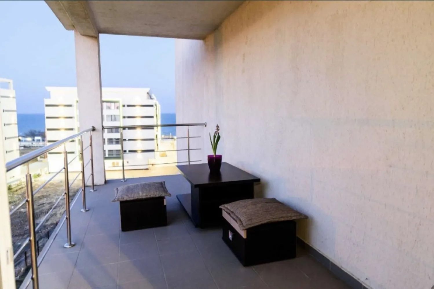 Vand apartament negociabil 62 mp mamaia sat - Apartament mamaia sat 62m² foarte aproape de plaja 50m. Imobilul are si o terasa de 10 m. Este racordat la enel centrala pe gaz noua. 2camere