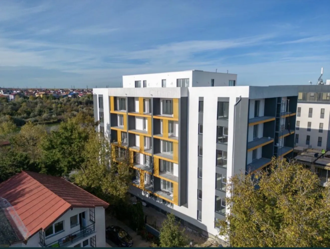2 camere sptioase 70 mpc predare la Cheie - Cauţi o oază de linişte şi relaxare? Alege un apartament la Sea Breeze Residence II - Staţiunea Mamaia Nord (vis-a-vis de Alezzi Towers şi LIDL) şi vei putea admira apusul de soare de pe terasa locuinţei tale. Proiectul Sea Breeze Residence II este cel de-al doilea proiect realizat de noi după finalizarea şi vânzarea integrală a primului proiect Sea Breeze Residence I (Strada D8, nr. 5, Mamaia Nord) - 36 de apartamente finalizate în August 2021. Ansamblul este situat într-o zonă rezidenţială liniştită a staţiunii Mamaia Nord, preponderent cu case, străzi asfaltate, iluminat public, canalizare şi toate utilităţile. Sea Breeze Residence II oferă acces facil către cele mai importante zone de distracţie şi relaxare: restaurante: Nikos, Sali's, Portobella, Mackerel, Cherhanaua Năvodari, Hanul cu Peşte; beach baruri: Infinity Beach, Papaya beach, Lujo beach, Zanzibar, Oneiro; cluburi: Fratelli, Loft, Nuba, Breeze Proiectul este format din 2 blocuri de tip P+5, situate pe Strada T3, nr. 51 (asfaltată) şi va cuprinde 100 de garsoniere şi apartamente cu 2 camere, cu suprafeţe cuprinse între 41mp şi 72mp. Apartamentele din cadrul Sea Breeze Residence II se pretează persoanelor care doresc linişte şi confort într-o locuinţă de vacanţă. Apartamente disponibile în cadrul Sea Breeze Residence II Mamaia Nord: Corp C2 - Bloc finalizat si locuibil cu cadastru, intabulare si receptie. Utlimele 2 apartamente disponibile: Garsoniera în suprafaţă de 47mp construiţi (40 mp utili total) "> 56000EUR Garsoniera în suprafaţă de 54mp construiţi (46mp utili total) "> 62000EUR Corp C1 - Finalizare aprilie 2024 Garsoniera in suprafata de 45mp construiti (36 mp utili) "> 54000EUR Garsoniera in suprafata de 48mp construiti (42 mp utili total) "> 56000EUR Apartamente cu 2 camere, în suprafaţă de 58mp construiţi (48mp utili) "> 65000EUR Apartamente cu 2 camere, în suprafaţă de 70mp construiţi (60 mp utili total) "> 77000EUR Locuri de parcare exterioare - 7500EUR Pentru a confirma disponibilitatea apartamentului dorit ne puteţi contacta telefonic la (0724077888) Apartamentele se vând la cheie şi beneficiază de umatoarele dotări şi finisaje: tâmplărie PVC Salamander, geam 4 seasons Low-E, culoare gri antracit uşă metalică antiefracţie MegaDoor centrală în condensare Ariston 24KW + calorifere din aluminiu Innovita Aer condiţionat NoBus A++ - 12.000BTU băi echipate complet dotate cu obiecte sanitare Cersanit / Ferro pereţi finisaţi cu glet şi zugrăviţi cu vopsea lavabilă gresie, faianţă, parchet laminat Instalatie gaz interior Instalatie termica si sanitara realizata complet instalaţie electrică realizata completă inclusiv aparataj - Vimar terase cu sticlă securizată, placate cu gresie de exterior + balustradă şi riflaje metalice lift modern, electric - Kleemann, 6 persoane interfon şi sistem de supraveghere video (exterior) termosistem Swisspor izolaţie 10cm + tencuială decorativă parcare privată cu acces barieră pentru locatari (60 locuri) *Toate informaţiile, schiţele şi pozele au