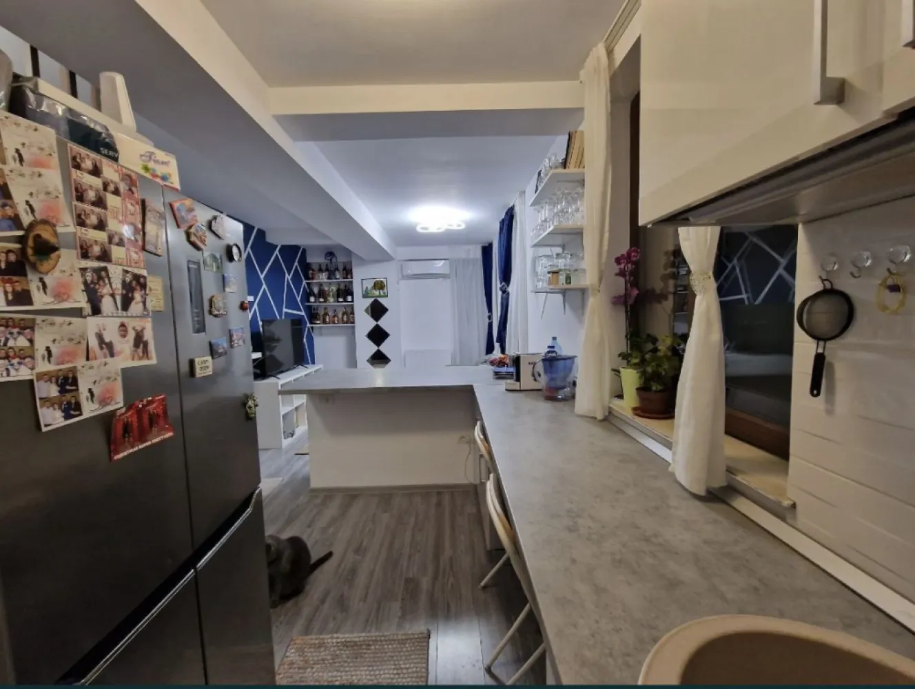 Apartament de vanzare - Proprietar, vând apartament cu 2 camere in zona compozitori, la etajul 3/4, în bloc nou construit, avand o suprafață de 48 mp. Apartamentul este foarte bine compartimentat având 2 camere , baie , balcon închis plus terasă. Temperatura plăcută fiecarui sezon este asigurată de centrala termică și de aerul condiționat. Apartamentul se vinde exact ca in poze, mobilat si utilat cu mobilă făcută pe comanda și electrocasnice de calitate. Amplasarea este excelentă: Cartierul Compozitori este cunoscut pentru liniștea și siguranța sa, fiind totodată foarte aproape de zona Inel 2, unde veți găsi o varietate de magazine, restaurante și facilități recreative. ACCEPT ORICE FEL DE CREDIT. Prețul este negociabil în limita bunului simț, apartamentul fiind ca nou. Pentru mai multe detalii nu ezitați să mă contactați.