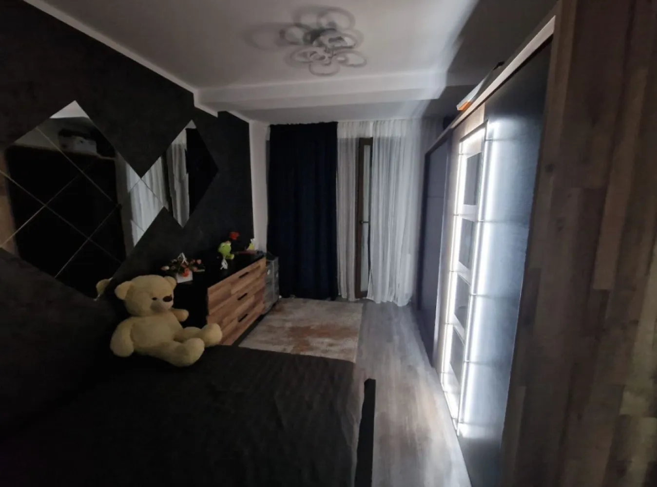 Apartament de vanzare - Proprietar, vând apartament cu 2 camere in zona compozitori, la etajul 3/4, în bloc nou construit, avand o suprafață de 48 mp. Apartamentul este foarte bine compartimentat având 2 camere , baie , balcon închis plus terasă. Temperatura plăcută fiecarui sezon este asigurată de centrala termică și de aerul condiționat. Apartamentul se vinde exact ca in poze, mobilat si utilat cu mobilă făcută pe comanda și electrocasnice de calitate. Amplasarea este excelentă: Cartierul Compozitori este cunoscut pentru liniștea și siguranța sa, fiind totodată foarte aproape de zona Inel 2, unde veți găsi o varietate de magazine, restaurante și facilități recreative. ACCEPT ORICE FEL DE CREDIT. Prețul este negociabil în limita bunului simț, apartamentul fiind ca nou. Pentru mai multe detalii nu ezitați să mă contactați.