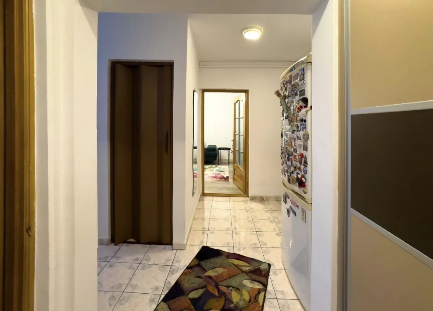 Apartament 2 camere decomandat, renovat,mobilat,utilat,centrala - Descoperiți eleganța urbană și confortul la înălțime în acest apartament cu două camere, situat la etajul 8 într-un imobil modern cu 10 etaje, în zona CET din Constanța. Recent renovat cu finisaje de înaltă calitate, acest apartament decomandat vă așteaptă să deveniți noul său proprietar, oferindu-vă posibilitatea de a vă muta imediat, fără grija renovărilor. Imaginează-ți să te întorci acasă într-un spațiu care îmbină perfect stilul contemporan cu funcționalitatea - fiecare detaliu fiind gândit pentru confortul tău. Apartamentul este complet mobilat și utilat, eliminând orice preocupare suplimentară legată de amenajare sau cheltuieli neașteptate. De la bucătăria modernă, dotată cu electrocasnice de ultimă generație, la livingul primitor și dormitorul relaxant, fiecare cameră este o invitație la confort și stil. Vizibilitatea apartamentului la etajul 8 nu doar că vă asigură o liniște deosebită, departe de agitația urbană, dar vă oferă și o priveliște panoramică impresionantă, mai ales în serile când orașul se aprinde în lumini. Beneficiați de avantajul unui loc de parcare inclus și de comoditatea liftului. Acest apartament reprezintă o oportunitate unică pentru cei care își doresc un cămin plin de rafinament, funcționalitate și vederi spectaculoase, într-una dintre cele mai dinamice zone ale Constanței. Fie că sunteți în căutarea primei dvs. locuințe sau a unei investiții profitabile, acest apartament este pregătit să vă întâmpine cu brațele deschise.