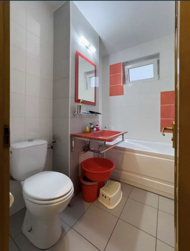 Apartament 2 camere decomandat, renovat,mobilat,utilat,centrala - Descoperiți eleganța urbană și confortul la înălțime în acest apartament cu două camere, situat la etajul 8 într-un imobil modern cu 10 etaje, în zona CET din Constanța. Recent renovat cu finisaje de înaltă calitate, acest apartament decomandat vă așteaptă să deveniți noul său proprietar, oferindu-vă posibilitatea de a vă muta imediat, fără grija renovărilor. Imaginează-ți să te întorci acasă într-un spațiu care îmbină perfect stilul contemporan cu funcționalitatea - fiecare detaliu fiind gândit pentru confortul tău. Apartamentul este complet mobilat și utilat, eliminând orice preocupare suplimentară legată de amenajare sau cheltuieli neașteptate. De la bucătăria modernă, dotată cu electrocasnice de ultimă generație, la livingul primitor și dormitorul relaxant, fiecare cameră este o invitație la confort și stil. Vizibilitatea apartamentului la etajul 8 nu doar că vă asigură o liniște deosebită, departe de agitația urbană, dar vă oferă și o priveliște panoramică impresionantă, mai ales în serile când orașul se aprinde în lumini. Beneficiați de avantajul unui loc de parcare inclus și de comoditatea liftului. Acest apartament reprezintă o oportunitate unică pentru cei care își doresc un cămin plin de rafinament, funcționalitate și vederi spectaculoase, într-una dintre cele mai dinamice zone ale Constanței. Fie că sunteți în căutarea primei dvs. locuințe sau a unei investiții profitabile, acest apartament este pregătit să vă întâmpine cu brațele deschise.
