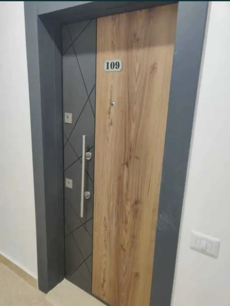Apartament+loc parcare sunbteran - An costructie 2023 / 2024 Dupa cum se poate vedea din poza atasata anuntului, apartamentul dispune de: - Living Room + Bucatarie Open space (25,7 mp2) - Baie ( 4.56 mp2) - Dormitor 15,36 mp2 - Birou / Dormitor copil (11.93 mp2) - Logie / Balcon ( 3,63 mp2) - Apartamentul vine nemobilat insa cu centrala proprie gaz si un aer conditionat intalat in dormitor. - Loc de joaca / Foisor si spatiu verde in cartierul rezidential. Foarte important de mentionat - apartamentul este la etajul 9 cu vedere spre Podul de butelii si spre cartierul de case, ceea ce inseamna ca NU se va mai construi alt bloc in acea zona. De asemenea, apartamentul vine la pachet cu loc de parcare la demisol (chiar langa lift) Nu s-a facut receptia apartamentului deoarece inca se lucreaza la instalarea gazelor / curentului electric. Apartamentul se poate viziona in timpul saptamanii insa trebuie sa discutam cu cel putin 1-2 zile inainte - in functie de cum imi permite timpul anunt dezvoltatorul si putem face o vizionare. Contractual, apartamentul va fi dat in uz pe data de 31.03.2024. Modalitate de plata: - Toata suma cash, astfel o parte din bani vor ajunge la dezvoltator (evident, totul cu notar si acte) - Prin cedare rata la dezvoltator pentru suma de 38 050 euro. (Au mai ramas 48 de rate a cate 1170 EUR fiecare) Pretul nu este absolut deloc negociabil - apartamentul este nou nout, inca nu s-a locuit in el. *NU MA INTERESEAZA COLABORARI CU AGENTI IMOBILIARI.