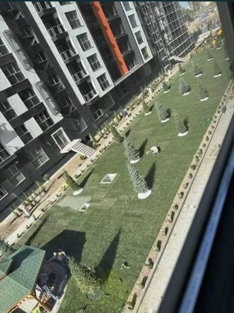 Apartament+loc parcare sunbteran - An costructie 2023 / 2024 Dupa cum se poate vedea din poza atasata anuntului, apartamentul dispune de: - Living Room + Bucatarie Open space (25,7 mp2) - Baie ( 4.56 mp2) - Dormitor 15,36 mp2 - Birou / Dormitor copil (11.93 mp2) - Logie / Balcon ( 3,63 mp2) - Apartamentul vine nemobilat insa cu centrala proprie gaz si un aer conditionat intalat in dormitor. - Loc de joaca / Foisor si spatiu verde in cartierul rezidential. Foarte important de mentionat - apartamentul este la etajul 9 cu vedere spre Podul de butelii si spre cartierul de case, ceea ce inseamna ca NU se va mai construi alt bloc in acea zona. De asemenea, apartamentul vine la pachet cu loc de parcare la demisol (chiar langa lift) Nu s-a facut receptia apartamentului deoarece inca se lucreaza la instalarea gazelor / curentului electric. Apartamentul se poate viziona in timpul saptamanii insa trebuie sa discutam cu cel putin 1-2 zile inainte - in functie de cum imi permite timpul anunt dezvoltatorul si putem face o vizionare. Contractual, apartamentul va fi dat in uz pe data de 31.03.2024. Modalitate de plata: - Toata suma cash, astfel o parte din bani vor ajunge la dezvoltator (evident, totul cu notar si acte) - Prin cedare rata la dezvoltator pentru suma de 38 050 euro. (Au mai ramas 48 de rate a cate 1170 EUR fiecare) Pretul nu este absolut deloc negociabil - apartamentul este nou nout, inca nu s-a locuit in el. *NU MA INTERESEAZA COLABORARI CU AGENTI IMOBILIARI.