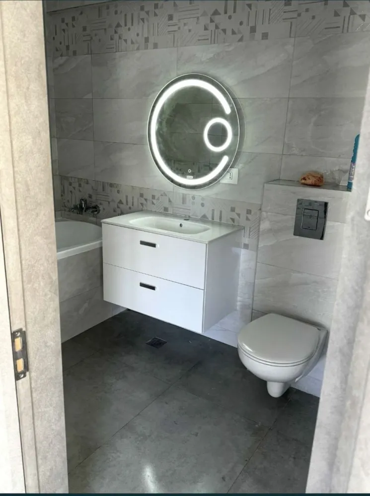 Ap 2 camere zona Elvila - Apartament 2 camere in suprafata utila totala 52,25 mp si suprafata costruita de 61,05 la etaj 1. ( living 28 mp). Balcon: suprafata: 8,80 1 loc de Parcare inclus acoperit. Cadastrabil. Baia complet utilata, functionala, cada functionala baterie GROHE, was toaleta functional GROHE, ventilator tubaj mare, Living + Dormitor decor Stuco di Perla, Brau din sticla bucatarie, Usi montate, Dormitor parchet pus + stuco pe perete. Prize si intrerupatoare pe touch. Plasa insecte tractabila usa balcon + geamuri. Interfon. Centrala pe gaze VAILLANT de buna calitate, perfect functionala(ruleaza in momentul de fata), Radiatoare din Aluminiu. Apartament FOARTE CALDUROS. LIFT. Bloc NOU. Pregatire pentru aer conditionat.(tevile trase prin perete doar montat) APA, LUMINA,GAZE total functionale - contracte ENEL si ENGIE facute pe persoana fizica(nu toti au este un plus). Toate materialele care s-au folosit au fost de calitate.