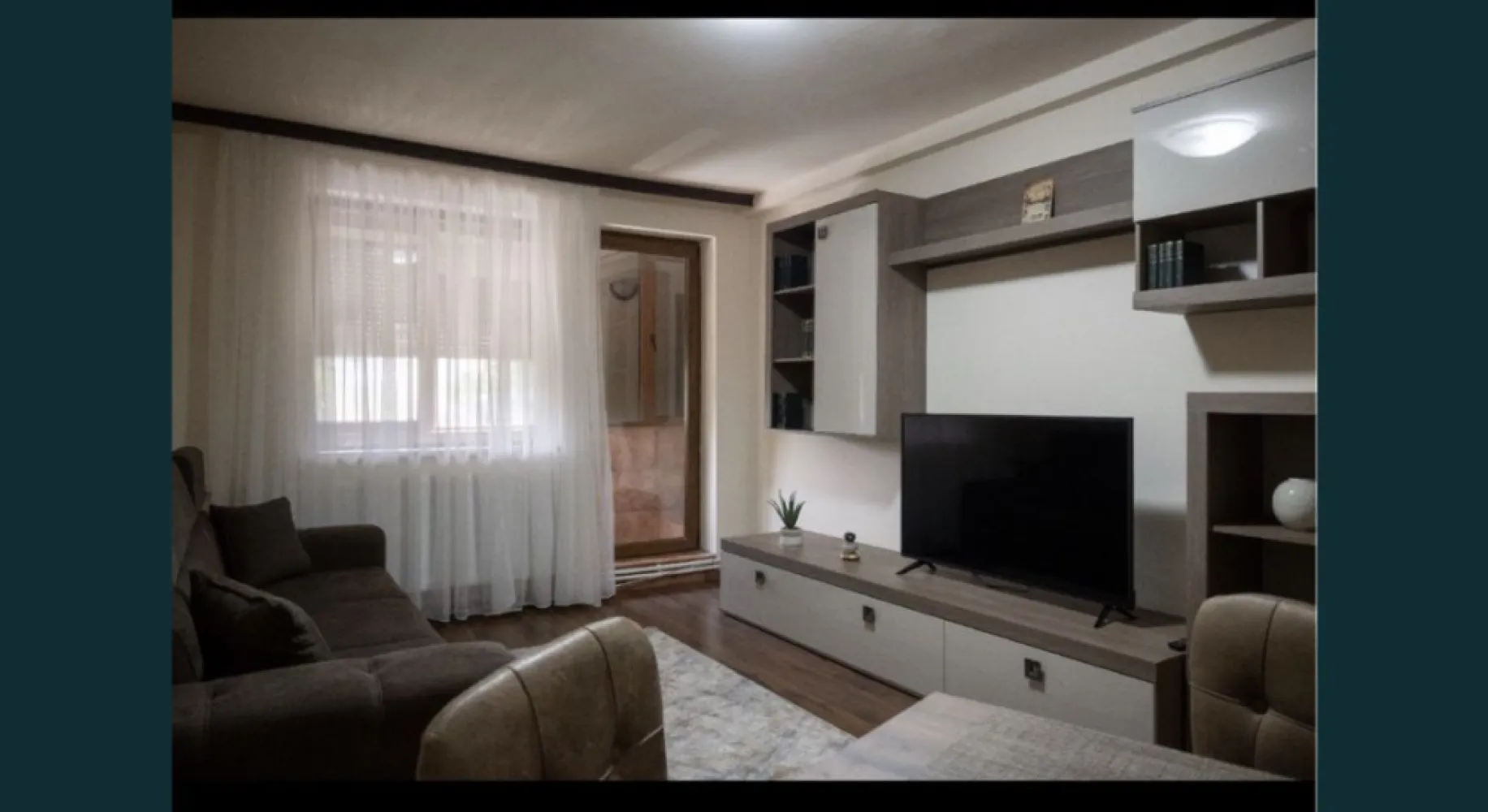 Ap 2 camere - Vand apartament cu 2camere Bloc B5 scara A eraj 1 Vizavi de Restaurant Colonadelor , vedere stradala etaj 1 la 250 m de centrul vechi din Constanța, la 300m Plaja Neversea, faleza cazinoului și portul turistic Tomis - Bucătărie facuta pe comanda complet mobilata și utilata: centrala termica pe gaz Buderus frigider, plita+cuptor, , vesela , tot balconul are 12 m2 geamuri fumurii rame maro Salamander si are obloane rulante maro Usa intrare apartament blindata - Apartamentul este renovat utilat Nou! - Living spațios cu canapea extensibila, TV. - Dormitor cu pat matrimonial, TV . - Baie cu cabina de dus securizata facuta pe comanda , gresie faianta Orient Ceramic -balconul are 12 m2 geamuri noi termopan culoare maro qfort plus rulouri exterioare pe tot balconul Se poate inchiria si pe perioada anului el fiind aproape de centrul vechi , port , casinou si plaja modern care sunt in apropiere la circa 300-500 metri O zona foarte linistita la 50m de parcul primariei , locatia este înconjurată de locuri de joaca ptr copii si de multa verdeata .