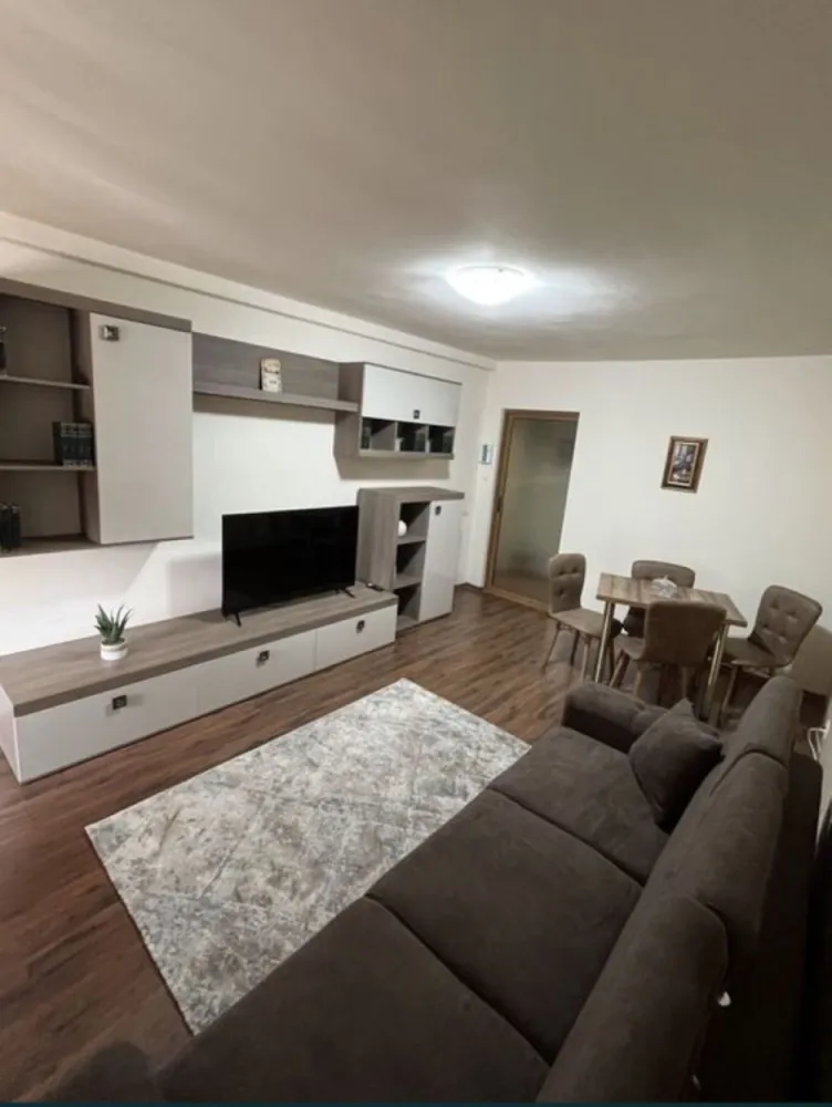 Ap 2 camere - Vand apartament cu 2camere Bloc B5 scara A eraj 1 Vizavi de Restaurant Colonadelor , vedere stradala etaj 1 la 250 m de centrul vechi din Constanța, la 300m Plaja Neversea, faleza cazinoului și portul turistic Tomis - Bucătărie facuta pe comanda complet mobilata și utilata: centrala termica pe gaz Buderus frigider, plita+cuptor, , vesela , tot balconul are 12 m2 geamuri fumurii rame maro Salamander si are obloane rulante maro Usa intrare apartament blindata - Apartamentul este renovat utilat Nou! - Living spațios cu canapea extensibila, TV. - Dormitor cu pat matrimonial, TV . - Baie cu cabina de dus securizata facuta pe comanda , gresie faianta Orient Ceramic -balconul are 12 m2 geamuri noi termopan culoare maro qfort plus rulouri exterioare pe tot balconul Se poate inchiria si pe perioada anului el fiind aproape de centrul vechi , port , casinou si plaja modern care sunt in apropiere la circa 300-500 metri O zona foarte linistita la 50m de parcul primariei , locatia este înconjurată de locuri de joaca ptr copii si de multa verdeata .