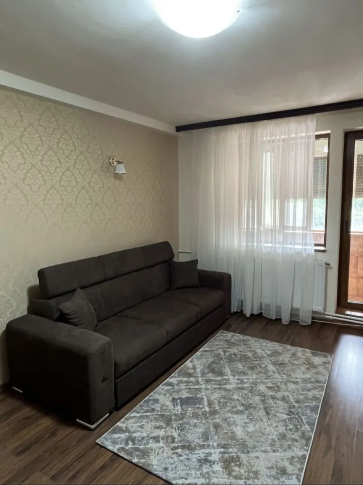 Ap 2 camere - Vand apartament cu 2camere Bloc B5 scara A eraj 1 Vizavi de Restaurant Colonadelor , vedere stradala etaj 1 la 250 m de centrul vechi din Constanța, la 300m Plaja Neversea, faleza cazinoului și portul turistic Tomis - Bucătărie facuta pe comanda complet mobilata și utilata: centrala termica pe gaz Buderus frigider, plita+cuptor, , vesela , tot balconul are 12 m2 geamuri fumurii rame maro Salamander si are obloane rulante maro Usa intrare apartament blindata - Apartamentul este renovat utilat Nou! - Living spațios cu canapea extensibila, TV. - Dormitor cu pat matrimonial, TV . - Baie cu cabina de dus securizata facuta pe comanda , gresie faianta Orient Ceramic -balconul are 12 m2 geamuri noi termopan culoare maro qfort plus rulouri exterioare pe tot balconul Se poate inchiria si pe perioada anului el fiind aproape de centrul vechi , port , casinou si plaja modern care sunt in apropiere la circa 300-500 metri O zona foarte linistita la 50m de parcul primariei , locatia este înconjurată de locuri de joaca ptr copii si de multa verdeata .