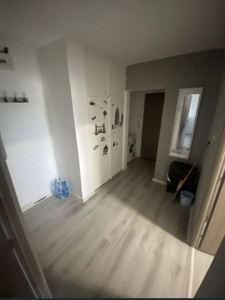 Vand apartament 2 camere Faleza Nord - Vând apartament faleza nord 2 camere poziționare excelenta. Poziționat la parter cu balcon,se vinde mobilat, centrala pe gaze, baia renovată complet, grohe, cersanit sanitare
