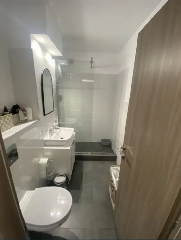 Vand apartament 2 camere Faleza Nord - Vând apartament faleza nord 2 camere poziționare excelenta. Poziționat la parter cu balcon,se vinde mobilat, centrala pe gaze, baia renovată complet, grohe, cersanit sanitare