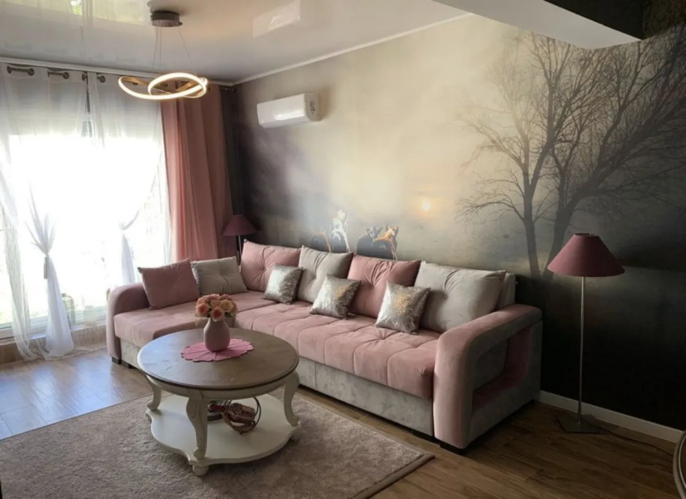 Vand apartament de lux - Vand apartament de lux zona Mamaia Nord Langa ZEV(vizavi Lidle) strada Bd.Mamaia Nord nr.20 sc.D ap.6.Este prevazut in contract cu piscina blocului dar momentan nu s-a construit.Mobila este de actualitate si are un design vintage-modern.Are toate dotarile necesare unei locuinte si unui confort.Jaluzele electrice pe telecomanda,tv plasma stil tablou,mobilier Mobexpert etc..Pt mai multe detalii 0737979897