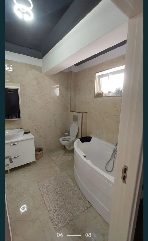 Vand apartament de lux - Vand apartament de lux zona Mamaia Nord Langa ZEV(vizavi Lidle) strada Bd.Mamaia Nord nr.20 sc.D ap.6.Este prevazut in contract cu piscina blocului dar momentan nu s-a construit.Mobila este de actualitate si are un design vintage-modern.Are toate dotarile necesare unei locuinte si unui confort.Jaluzele electrice pe telecomanda,tv plasma stil tablou,mobilier Mobexpert etc..Pt mai multe detalii 0737979897