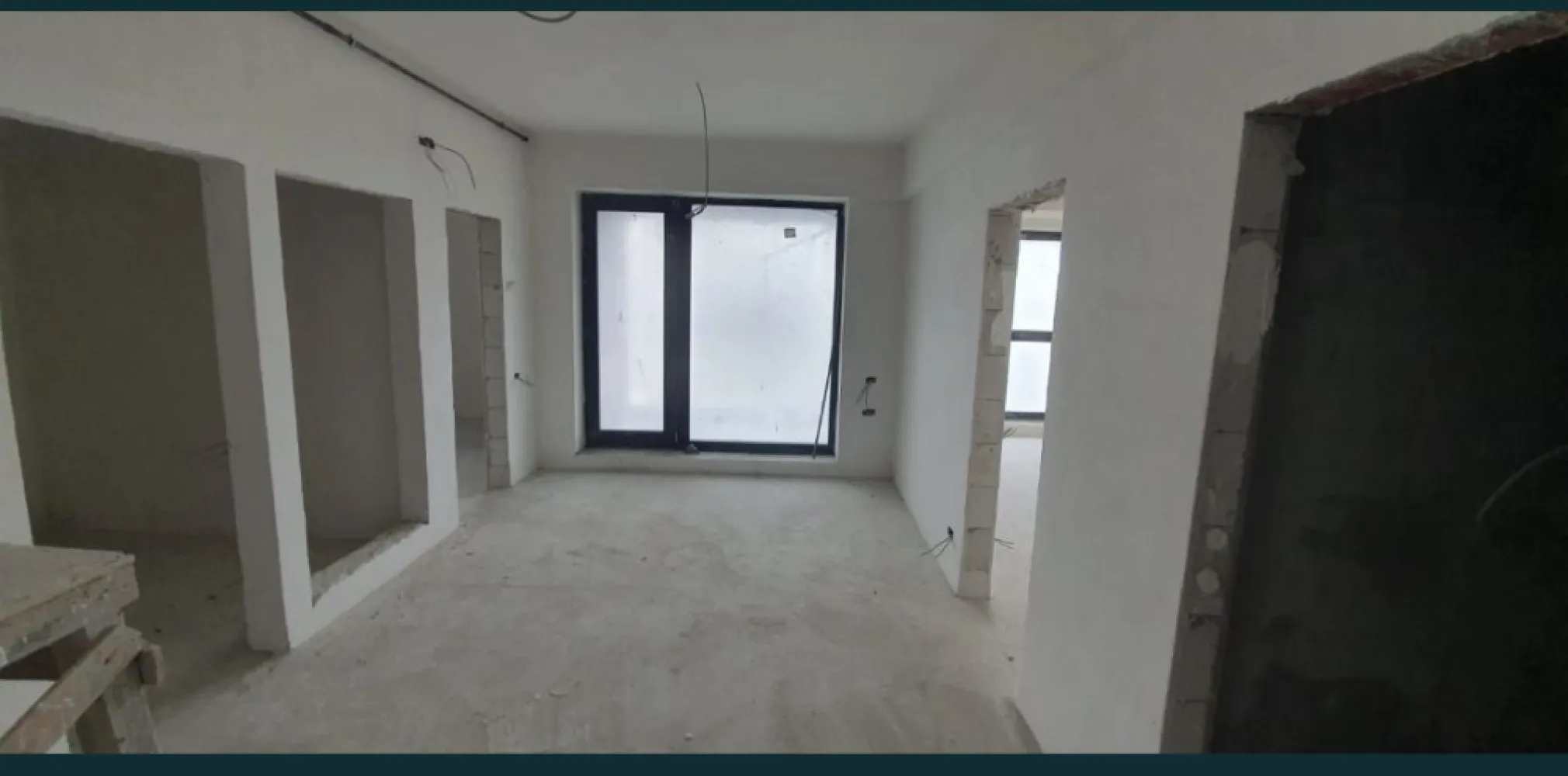 Aprtament exceptional Campus - Vand apartament deosebit, intr-un bloc nou, situat intr-o zona si o pozitie exceptionala, în vecinatatea campusului universitar, lacului Siutghiol, Marii Negre, Sat Vacanta si parcuri.   Este situat la etajul 4 în complexul de apartamente Aviatorii Residence 3. Ofera o priveliste unica catre lacul Siutghiol si mare, fara riscul de a pierde aceasa priveliste. Este un apartament cu 2 camere transformat în 3 camere. Are suprafata utila de 64m cu urmatoarea compartimentare: 2 dormitoare, living, 1 baie,  bucatarie si terasa. Apartamentul se vinde la alb, cu terasa finalizata, împreuna cu un loc de parcare subteran. 0744798668 Cristian