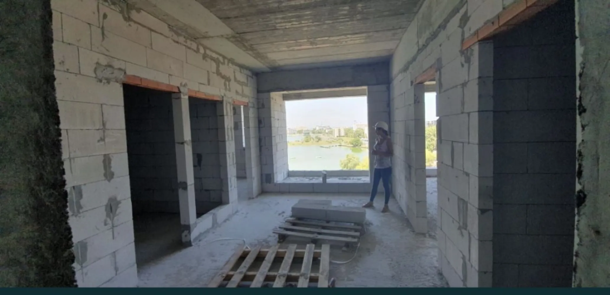 Aprtament exceptional Campus - Vand apartament deosebit, intr-un bloc nou, situat intr-o zona si o pozitie exceptionala, în vecinatatea campusului universitar, lacului Siutghiol, Marii Negre, Sat Vacanta si parcuri.   Este situat la etajul 4 în complexul de apartamente Aviatorii Residence 3. Ofera o priveliste unica catre lacul Siutghiol si mare, fara riscul de a pierde aceasa priveliste. Este un apartament cu 2 camere transformat în 3 camere. Are suprafata utila de 64m cu urmatoarea compartimentare: 2 dormitoare, living, 1 baie,  bucatarie si terasa. Apartamentul se vinde la alb, cu terasa finalizata, împreuna cu un loc de parcare subteran. 0744798668 Cristian