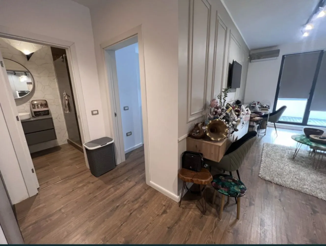Ap 2 camere Tomis Park cu terasa 108 utili schimb - Vand apartament cu 2 camere decomandat in Complexul Tomis Park, etaj 1 din 8 cu terasa , 108 m utili, mobilat utilat rovere, centrala pe gaz Bosch, aer conditionat, tv 3d, frigider incoporat Samsung, accept anumite schimburi.