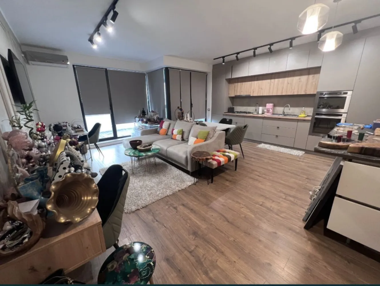 Apartament 2 camere plus tera de 50 m tomis park - Va propun spre vanzare un apartament cu 2 camere plus terasa de 50 m in proprietate, mobilat utilat lux, la Tomis Park, vis a vis de euromaterna, etajul 1 din 8, centrala pe gaze, aer conditionat, mobilat utilat lux, acte in regula pentru vanzare,