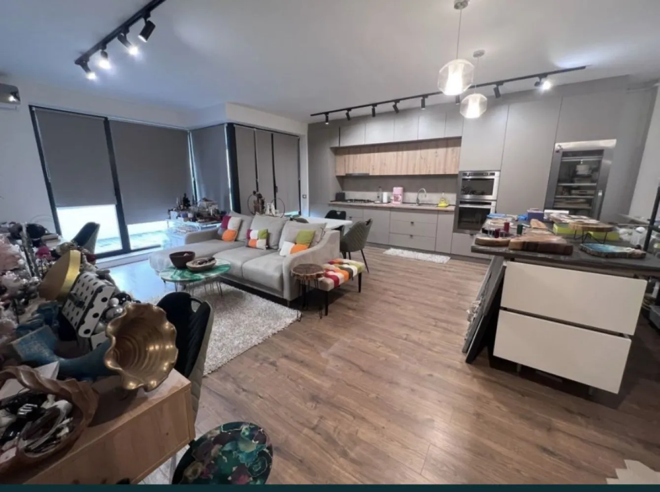 Apartament 2 camere plus tera de 50 m tomis park - Va propun spre vanzare un apartament cu 2 camere plus terasa de 50 m in proprietate, mobilat utilat lux, la Tomis Park, vis a vis de euromaterna, etajul 1 din 8, centrala pe gaze, aer conditionat, mobilat utilat lux, acte in regula pentru vanzare,