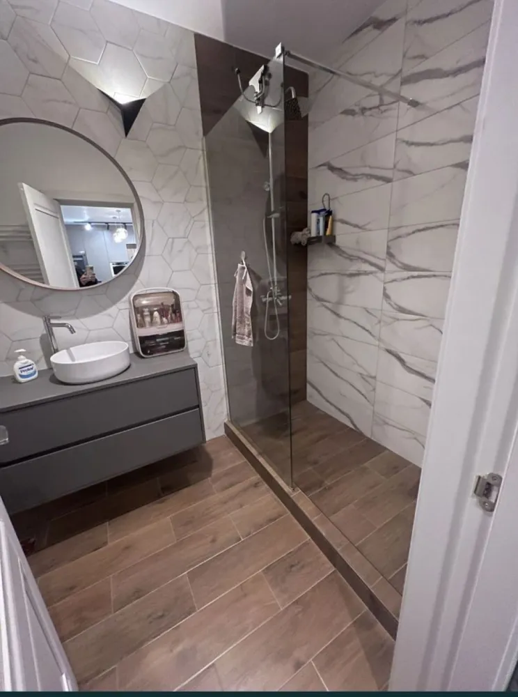 Apartament 2 camere plus tera de 50 m tomis park - Va propun spre vanzare un apartament cu 2 camere plus terasa de 50 m in proprietate, mobilat utilat lux, la Tomis Park, vis a vis de euromaterna, etajul 1 din 8, centrala pe gaze, aer conditionat, mobilat utilat lux, acte in regula pentru vanzare,