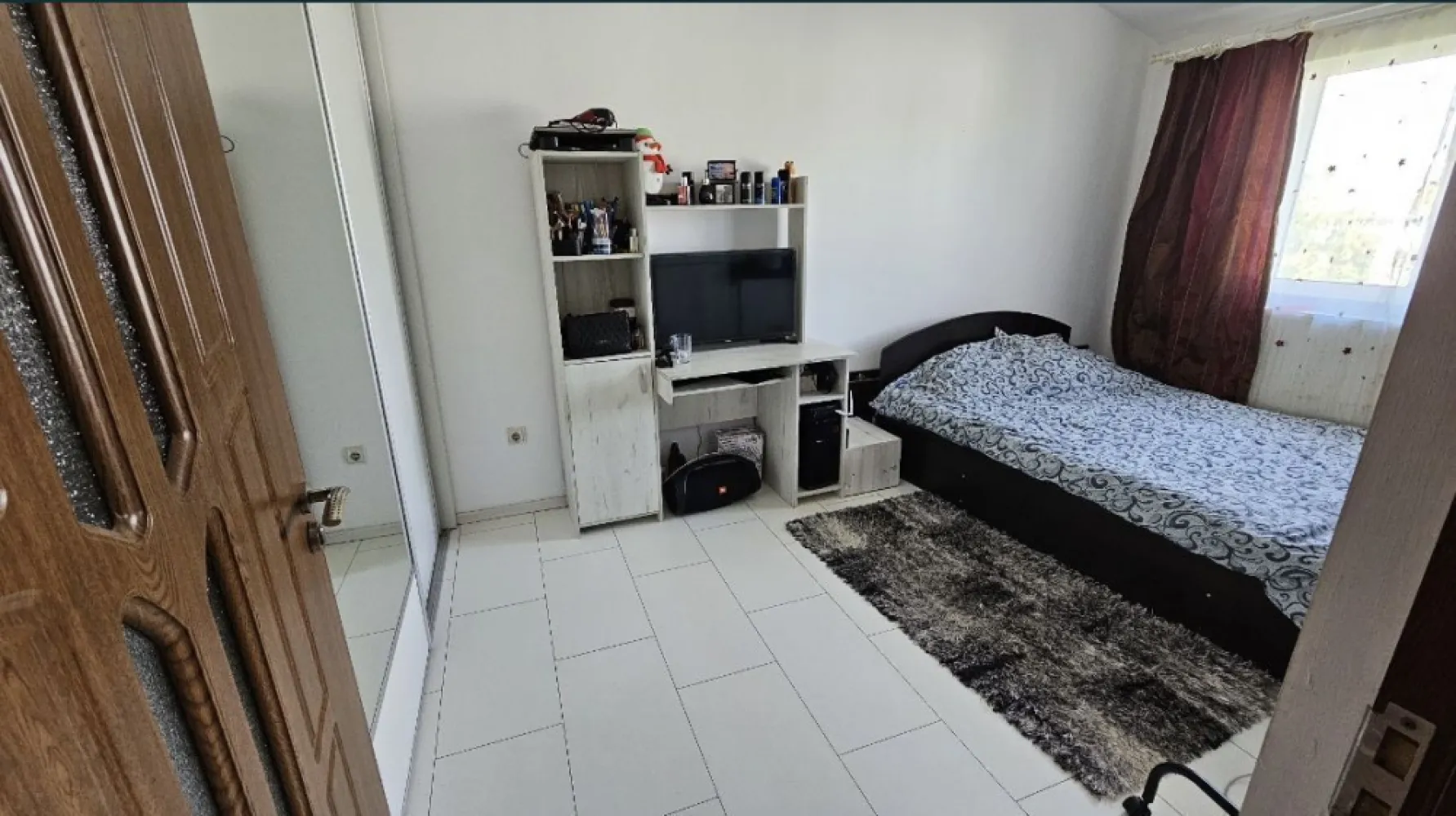 Ap 3 camere vand sau schimb - Se vinde apartament cu 3 camere decomandat. Suprafața 57 mp utili Etaj 5/5 (mansardă cu pod) Zona km 4/5 pe strd Nicolae Grindeanu Zona este una foarte bună cu școala și gradinita in capătul blocului. Zone cu verdeață, locuri de parcare . La 100 de m este profi non stop,piață agroalimentara ,Spit,farmacii,etc. Zona este una liniștită cu spatii de joaca pentru copii ,este un cartier locuit preponderent de familii . Vecini liniștiți. Blocul este Racordat la Radet dar sa făcut proiectul pentru gaze și am achitat integral,apartamentul este la scara din mijloc fiind foarte călduros. Este dotat cu aparat de aer condiționat de putere,utilat cu electrocasnice de la Samsung în garanție mobila de hol și bucatarie făcută la comanda , Bucatarie mare (exista canapea),curat ,aerisit nu au fost și nu sunt probleme cu egrasia sau infiltratii ,are pod ,a fost construit în anul 2008 și de atunci nu au fost probleme. Mai multe detalii și poze/video ofer în privat. Prețul se negociază, sau schimb cu casa în Constanța sau zone limitrofe dar nu mai mari de 20/30 km de Constanța. Nu colaborez cu agențiile imobiliare .Nu se vinde prin credit prima casă sau ipotecar. Pentru mai multe detalii va rog telefonic.