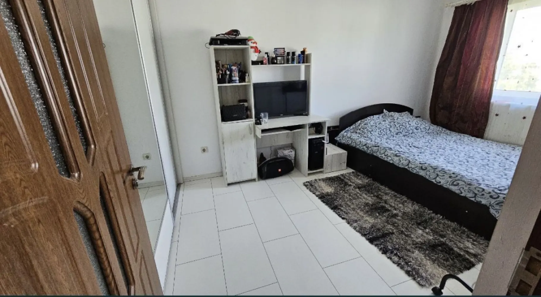 Ap 3 camere vand sau schimb - Se vinde apartament cu 3 camere decomandat. Suprafața 57 mp utili Etaj 5/5 (mansardă cu pod) Zona km 4/5 pe strd Nicolae Grindeanu Zona este una foarte bună cu școala și gradinita in capătul blocului. Zone cu verdeață, locuri de parcare . La 100 de m este profi non stop,piață agroalimentara ,Spit,farmacii,etc. Zona este una liniștită cu spatii de joaca pentru copii ,este un cartier locuit preponderent de familii . Vecini liniștiți. Blocul este Racordat la Radet dar sa făcut proiectul pentru gaze și am achitat integral,apartamentul este la scara din mijloc fiind foarte călduros. Este dotat cu aparat de aer condiționat de putere,utilat cu electrocasnice de la Samsung în garanție mobila de hol și bucatarie făcută la comanda , Bucatarie mare (exista canapea),curat ,aerisit nu au fost și nu sunt probleme cu egrasia sau infiltratii ,are pod ,a fost construit în anul 2008 și de atunci nu au fost probleme. Mai multe detalii și poze/video ofer în privat. Prețul se negociază, sau schimb cu casa în Constanța sau zone limitrofe dar nu mai mari de 20/30 km de Constanța. Nu colaborez cu agențiile imobiliare .Nu se vinde prin credit prima casă sau ipotecar. Pentru mai multe detalii va rog telefonic.